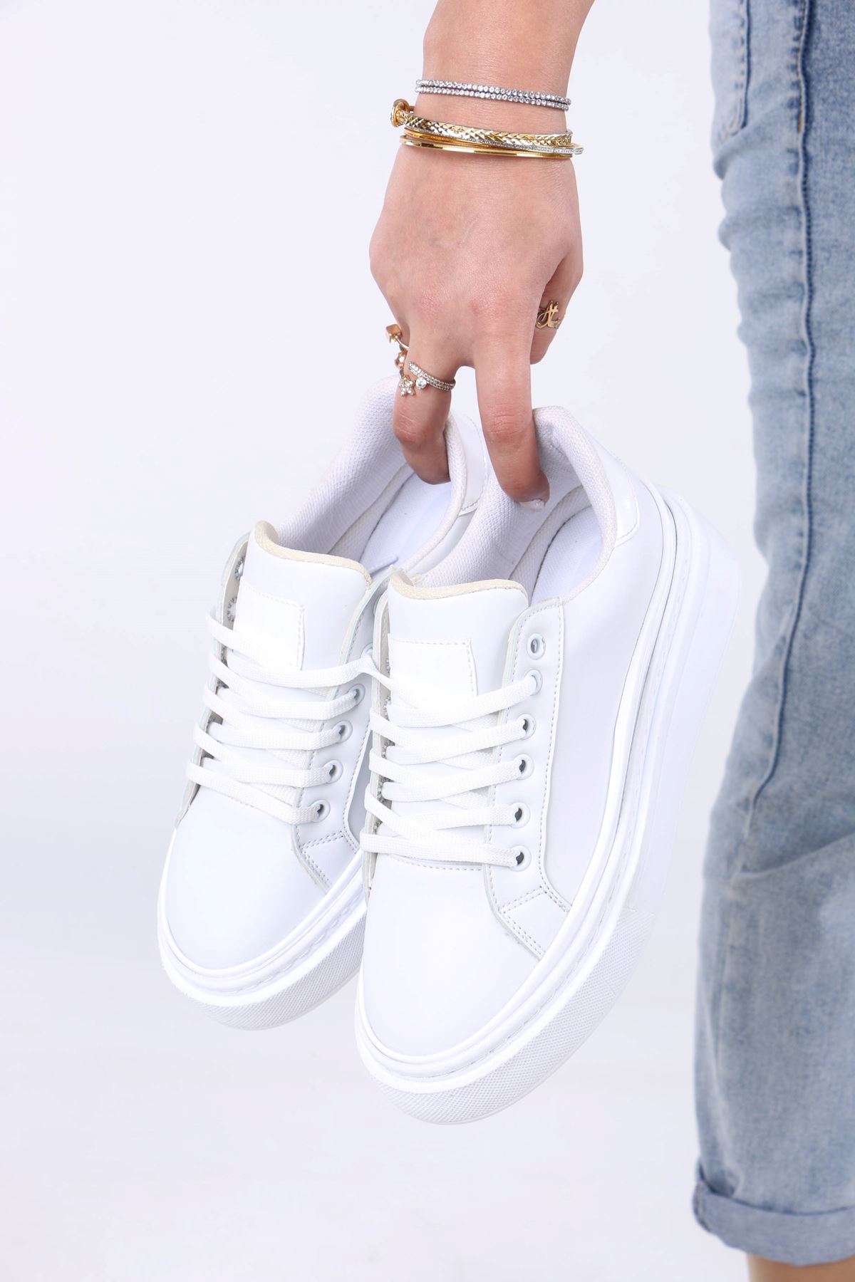 Zuri Beyaz Mat Deri Bağcıklı Kadın Spor Ayakkabı