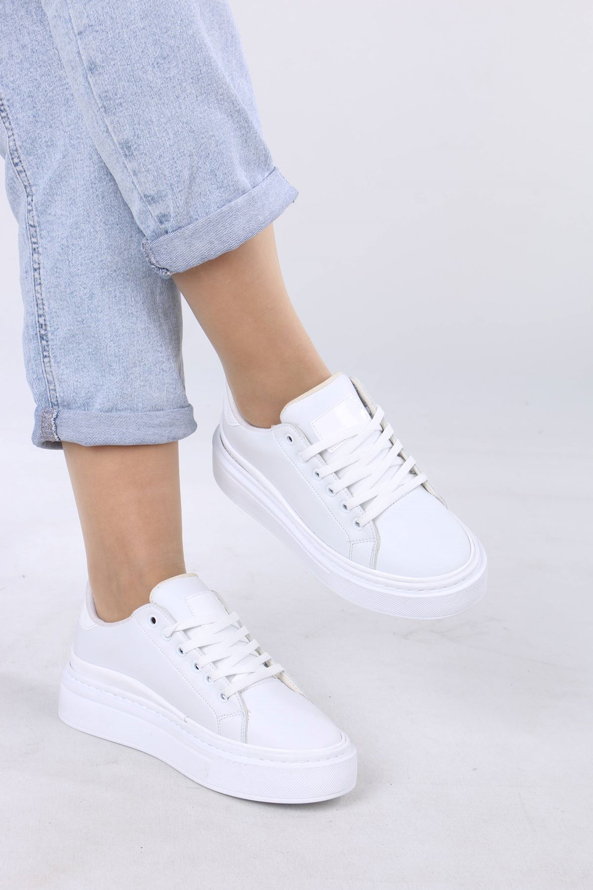 Zuri Beyaz Mat Deri Bağcıklı Kadın Spor Ayakkabı