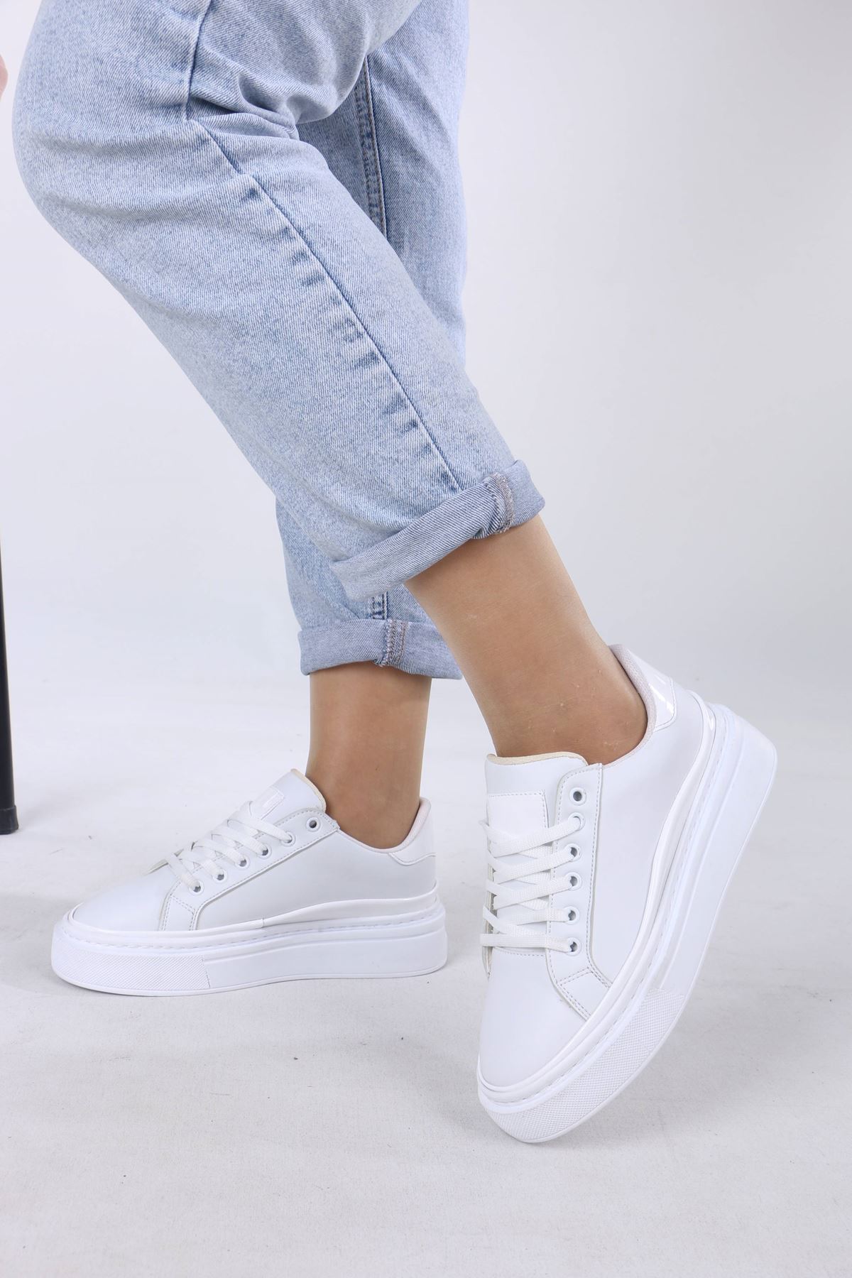 Zuri Beyaz Mat Deri Bağcıklı Kadın Spor Ayakkabı