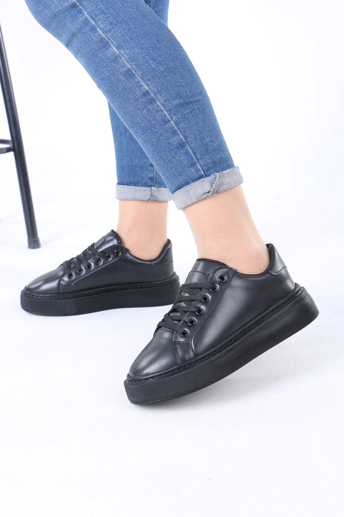 Jeri Siyah Mat Deri Bağcıklı Kadın Spor Ayakkabı