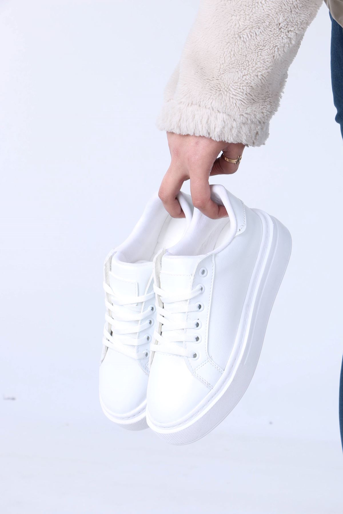 Jeri Beyaz Mat Deri Bağcıklı Kadın Spor Ayakkabı