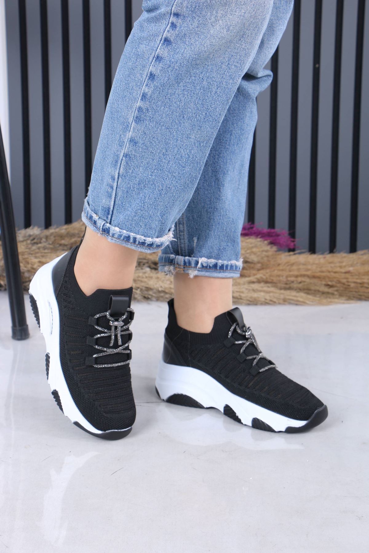 Joella Siyah Beyaz Taban Triko Taşlı Bağcıklı Kadın Spor Ayakkabı