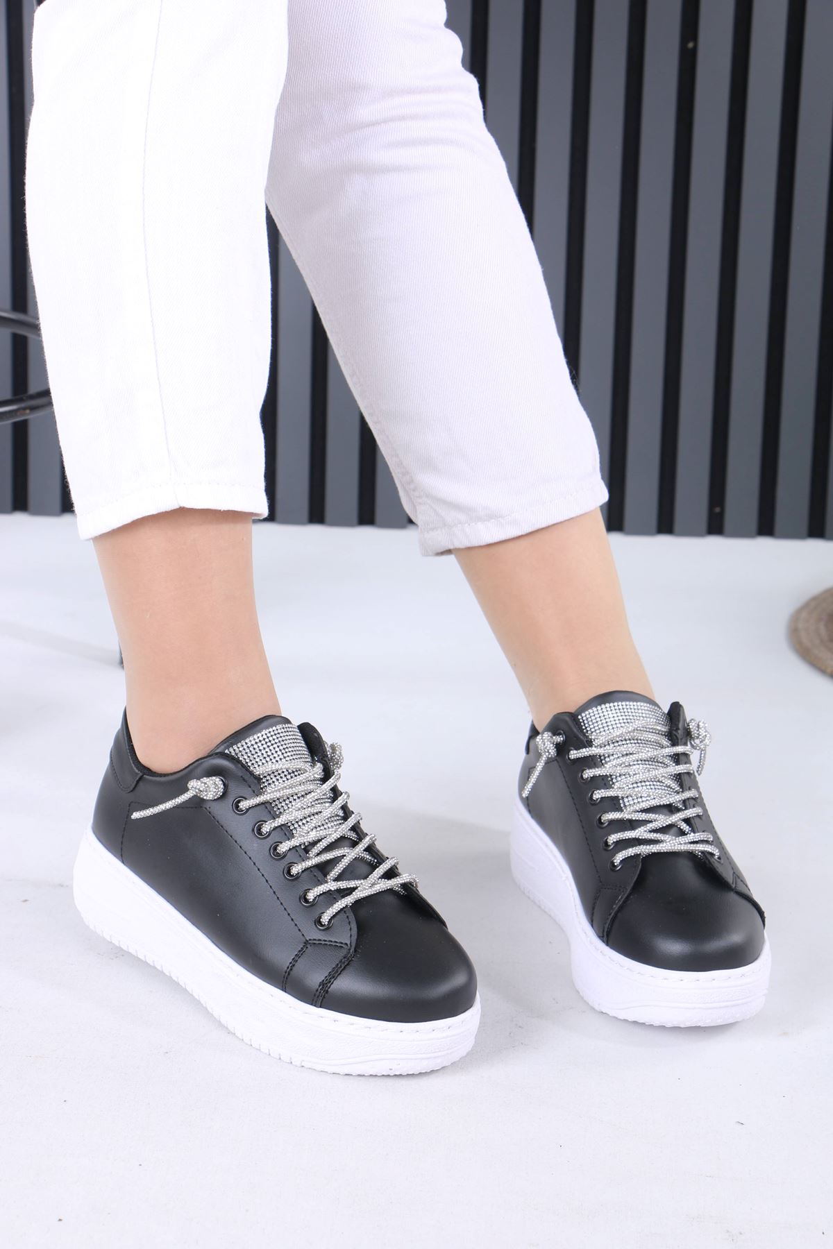 Lavera Siyah Beyaz Taban Mat Deri Taşlı Bağcıklı Kadın Spor Ayakkabı