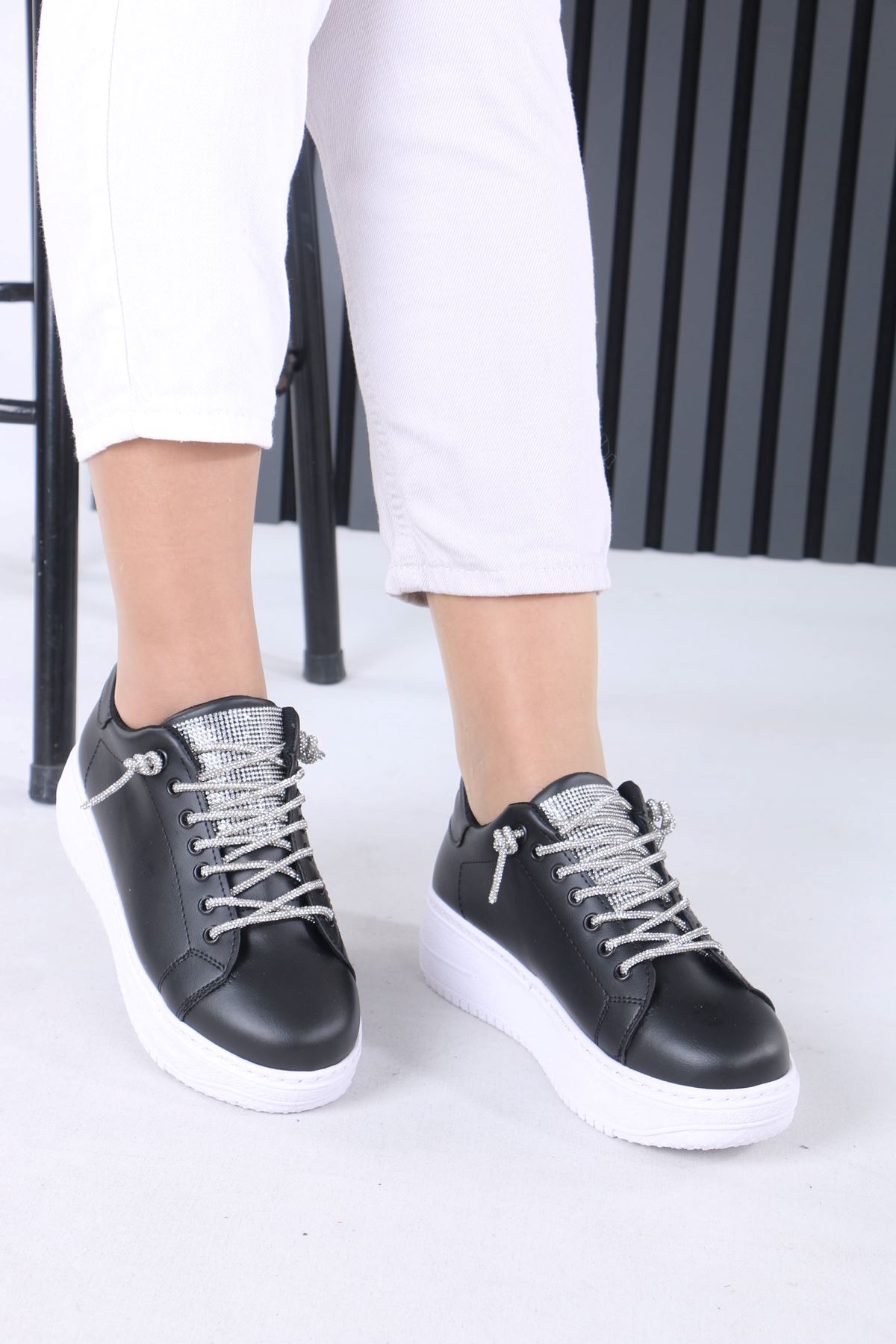 Lavera Siyah Beyaz Taban Mat Deri Taşlı Bağcıklı Kadın Spor Ayakkabı