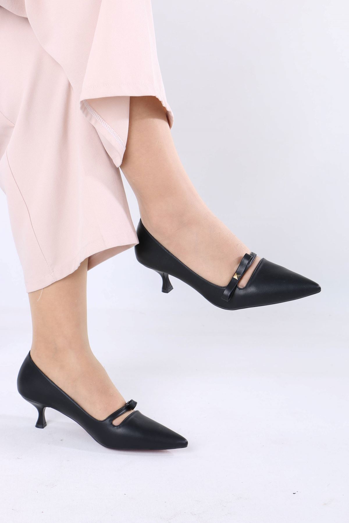 Larue Siyah Mat Deri Tokalı Topuklu Kadın Ayakkabı