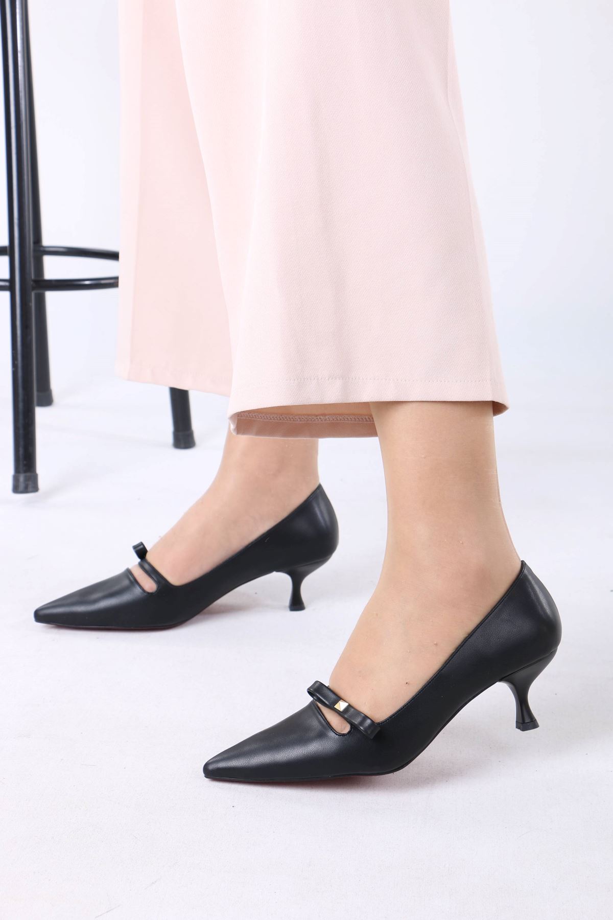 Larue Siyah Mat Deri Tokalı Topuklu Kadın Ayakkabı