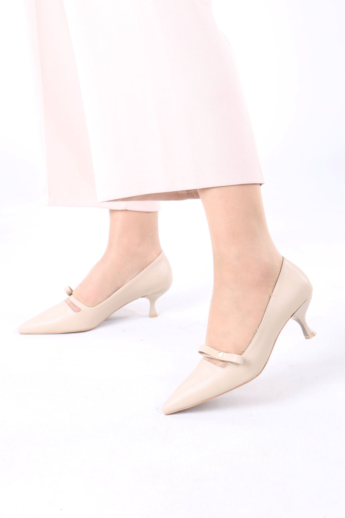 Larue Bej Mat Deri Tokalı Topuklu Kadın Ayakkabı