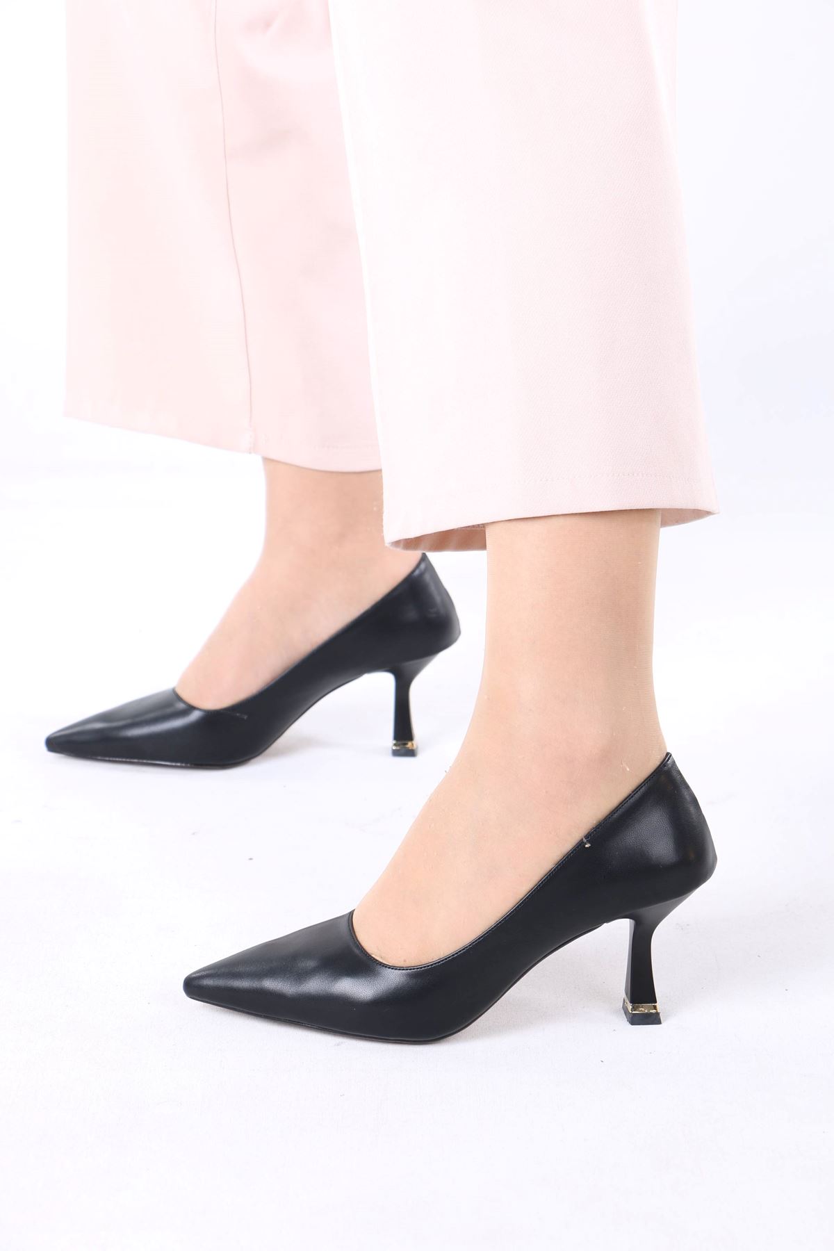 Voleta Siyah Mat Deri Topuklu Kadın Ayakkabı
