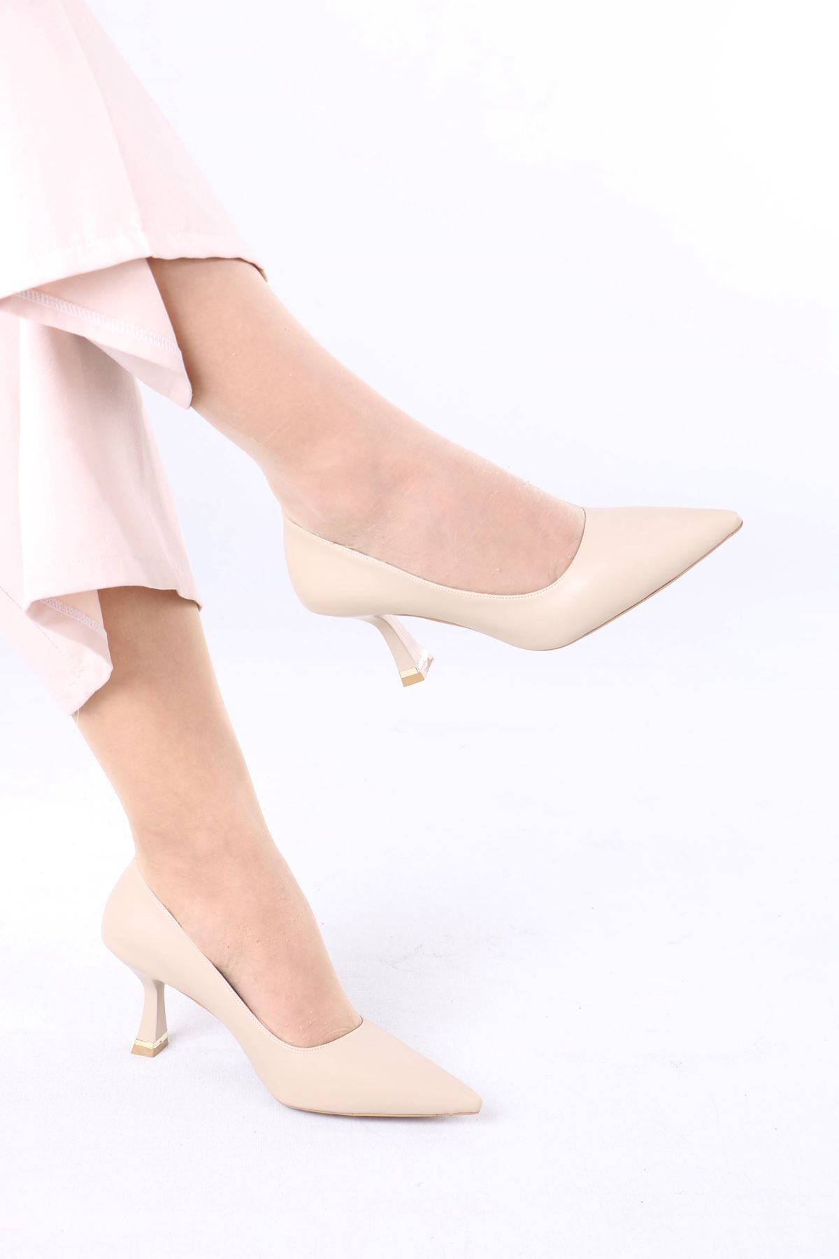 Voleta Bej Mat Deri Topuklu Kadın Ayakkabı