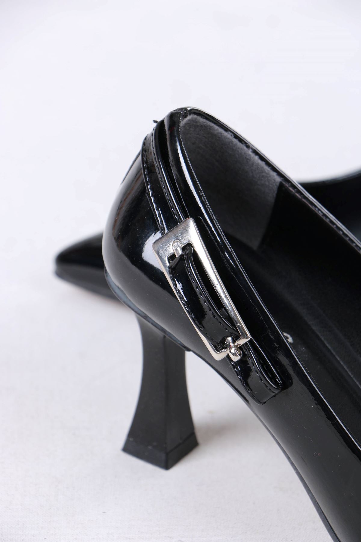 Monet Siyah Rugan Tokalı Topuklu Kadın Ayakkabı