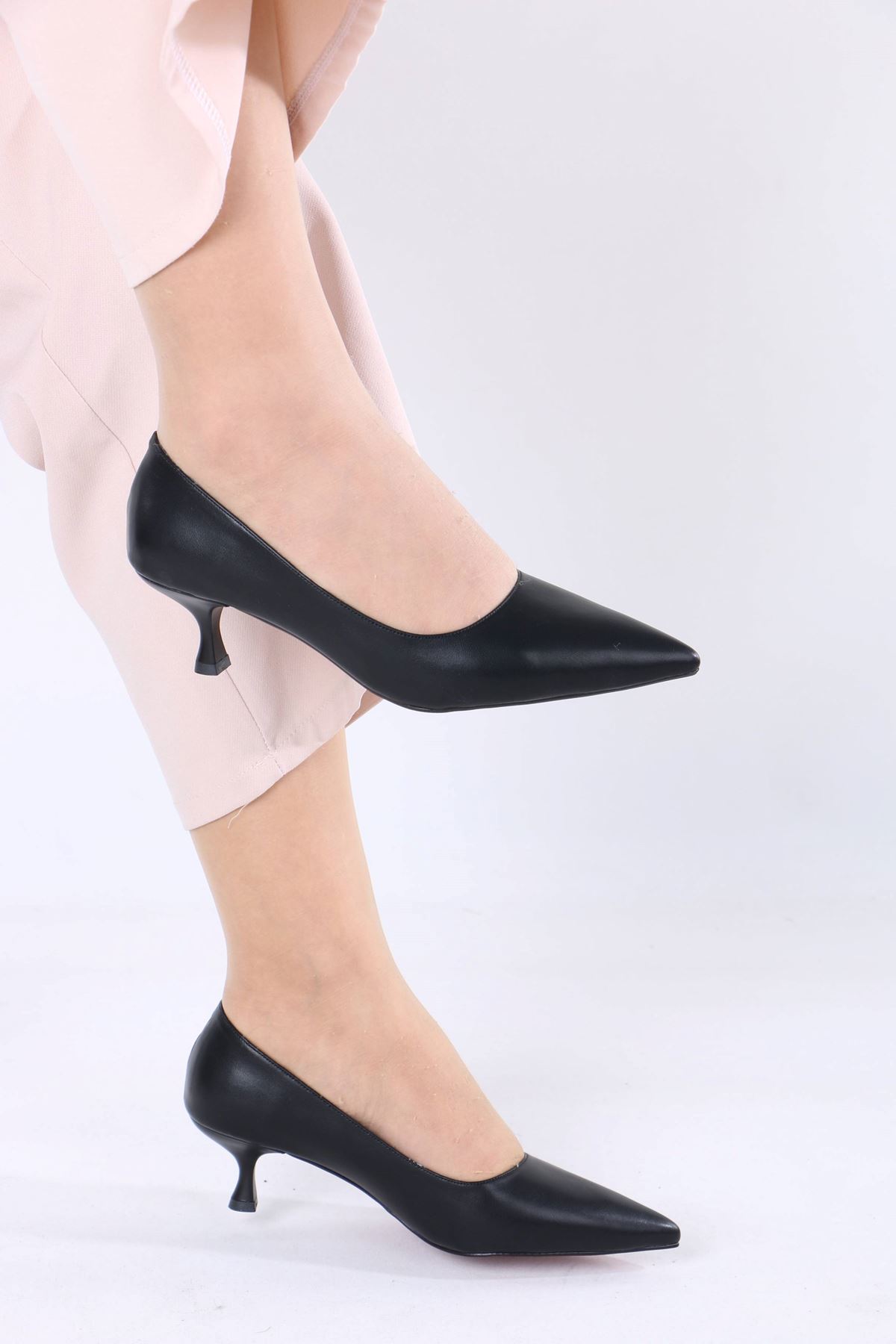 Mauger Siyah Mat Deri Topuklu Kadın Ayakkabı