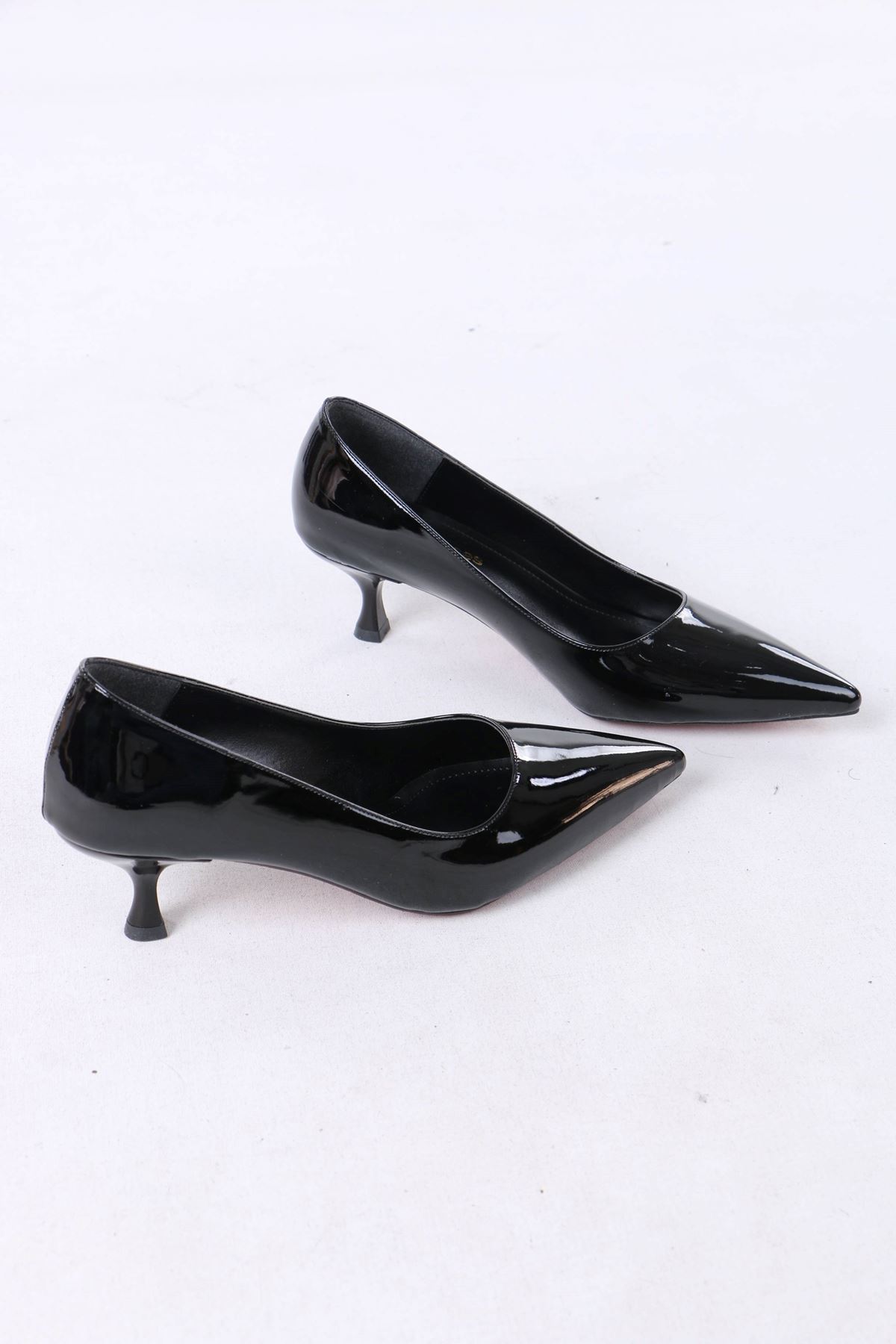 Mauger Siyah Rugan Topuklu Kadın Ayakkabı