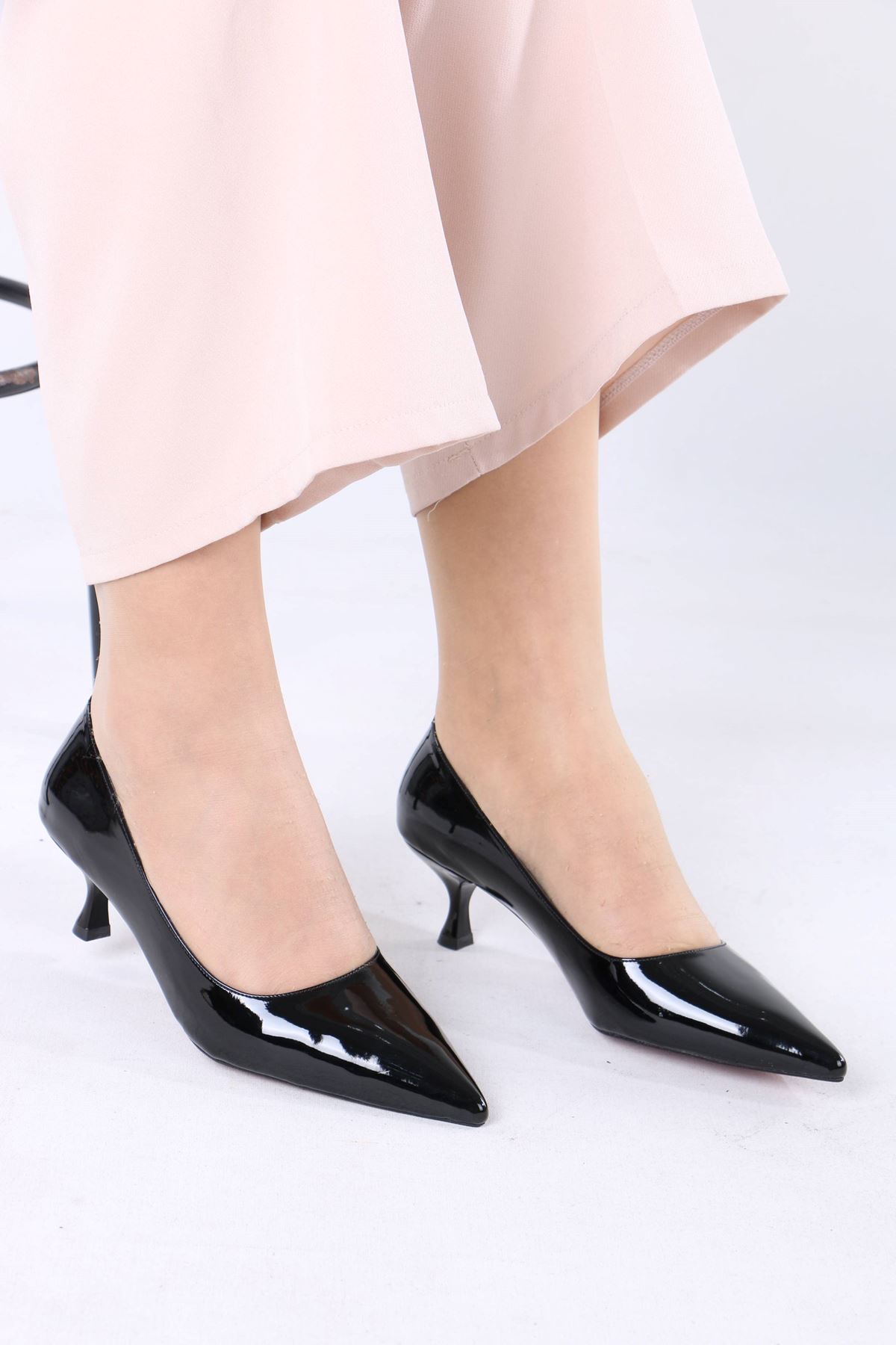 Mauger Siyah Rugan Topuklu Kadın Ayakkabı