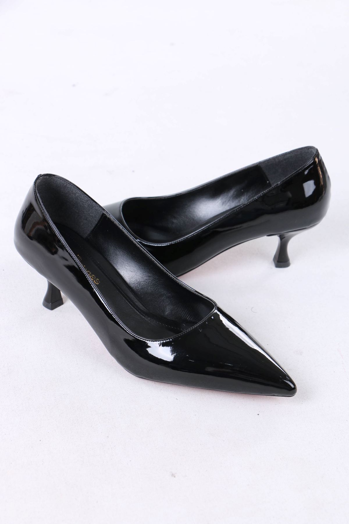 Mauger Siyah Rugan Topuklu Kadın Ayakkabı