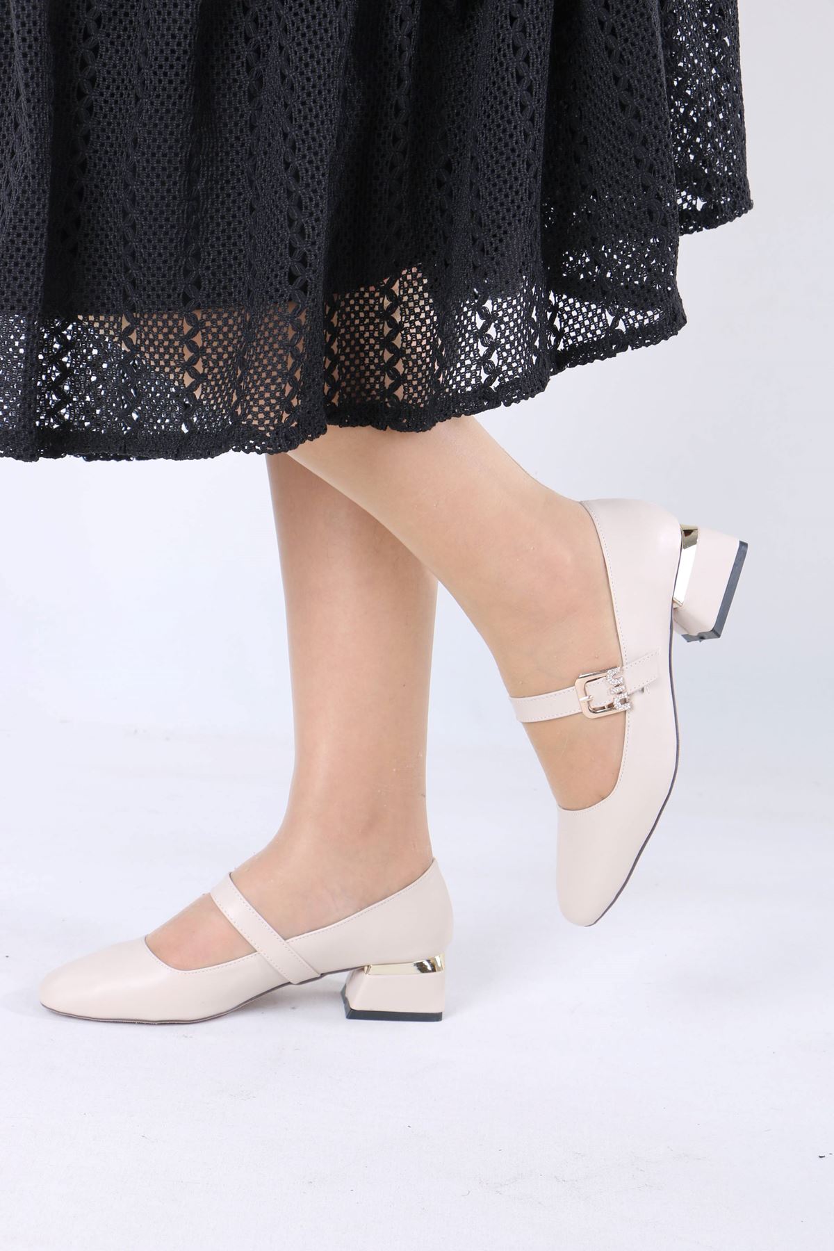 Larow Bej Mat Deri Tokalı Topuklu Kadın Ayakkabı