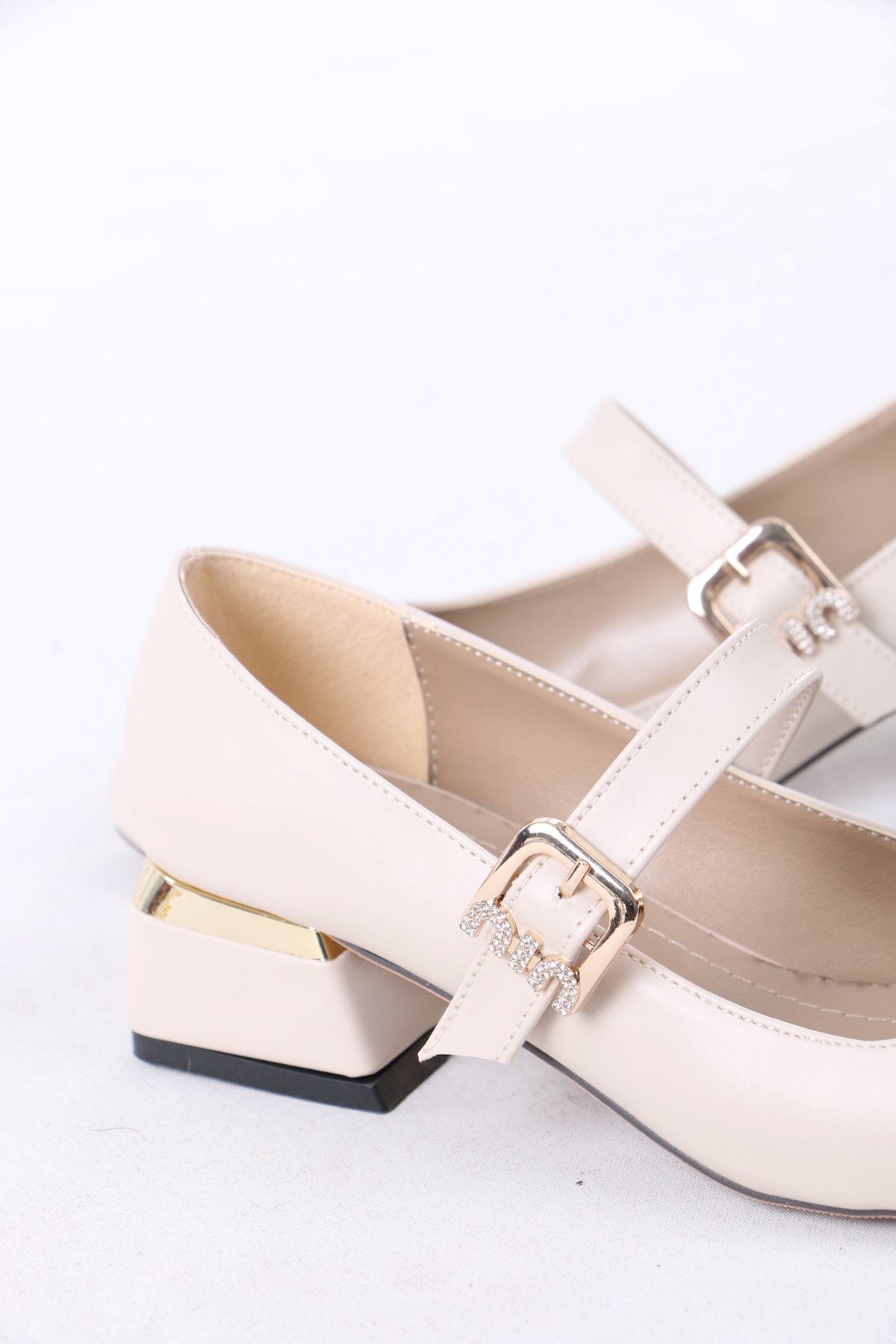 Larow Bej Mat Deri Tokalı Topuklu Kadın Ayakkabı