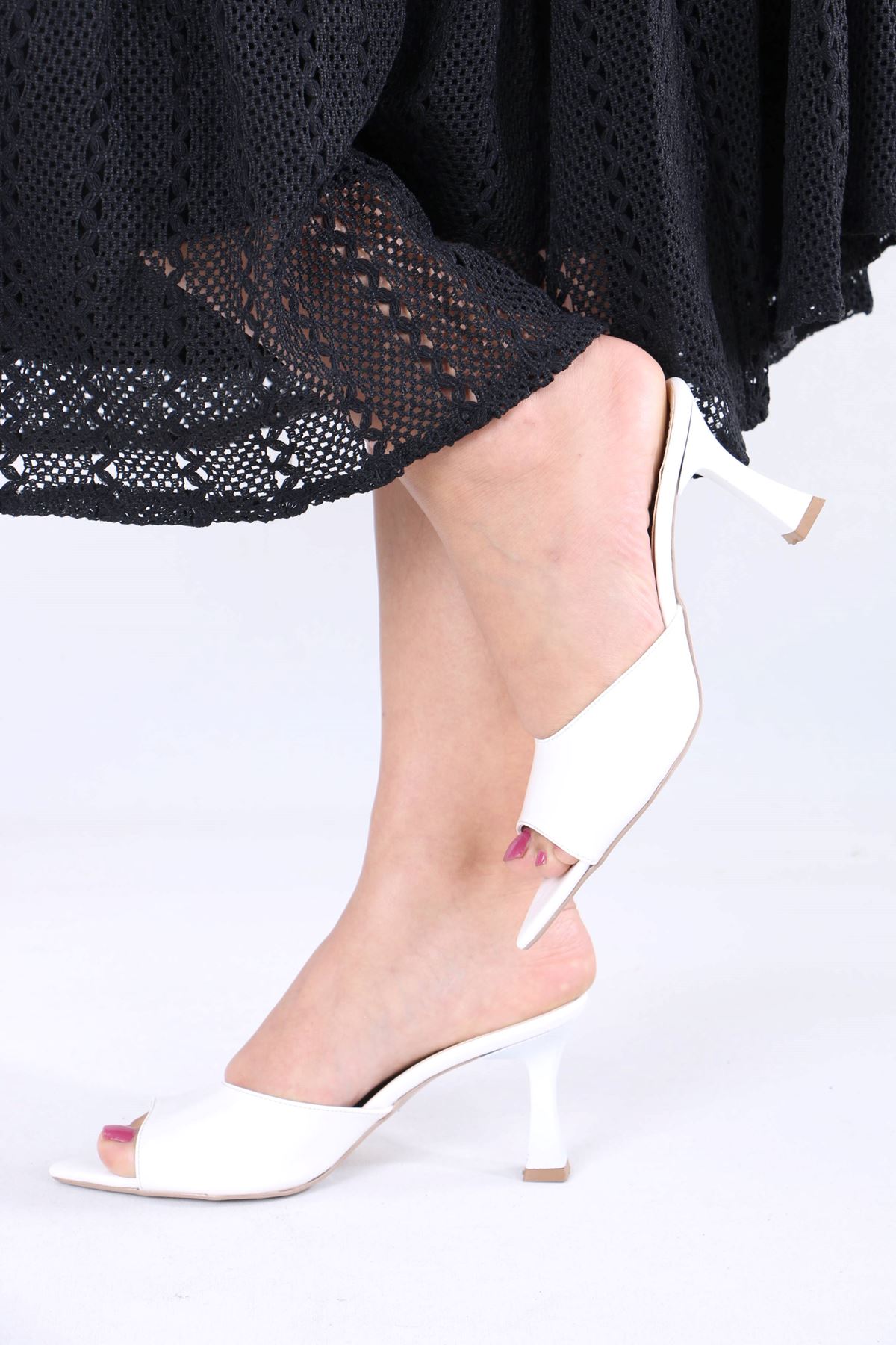 Nadeen Beyaz Rugan Kadın Topuklu Terlik