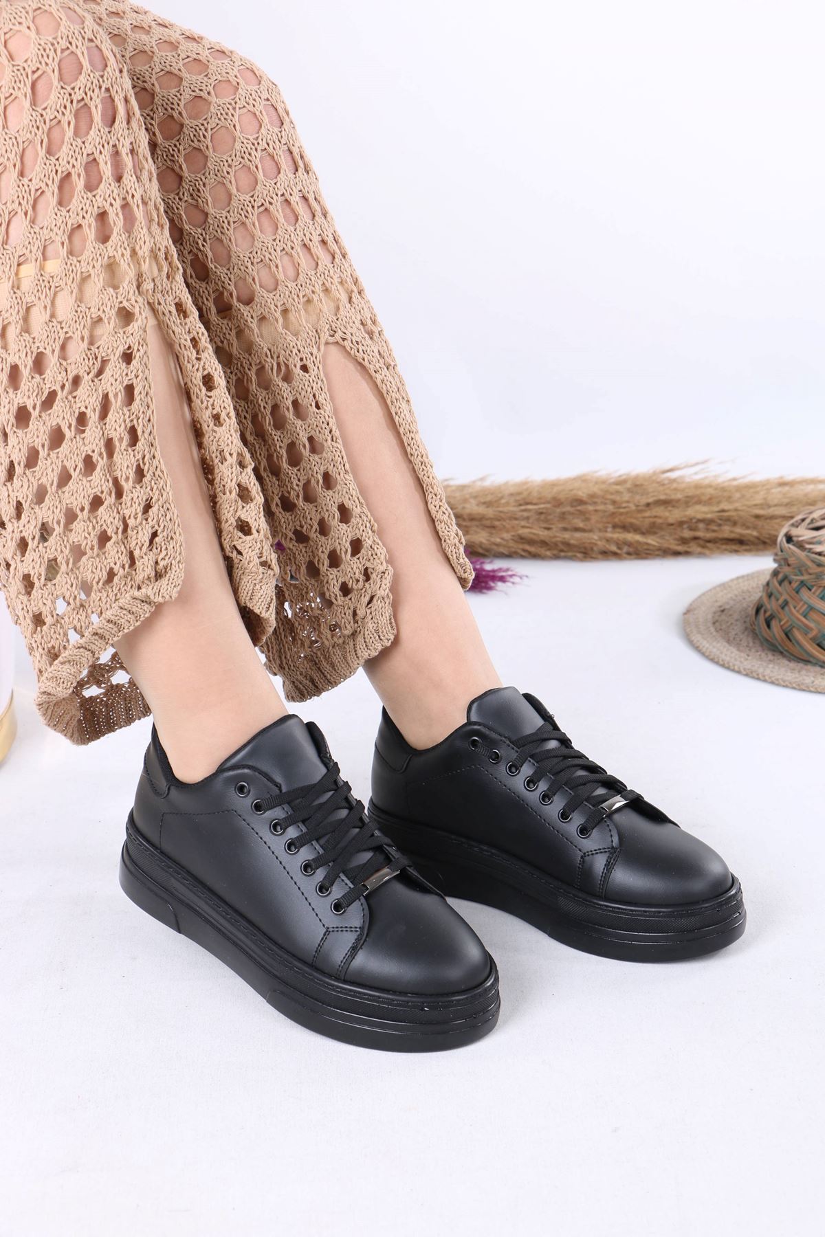 Mavise Siyah Mat Deri Kadın Spor Ayakkabı