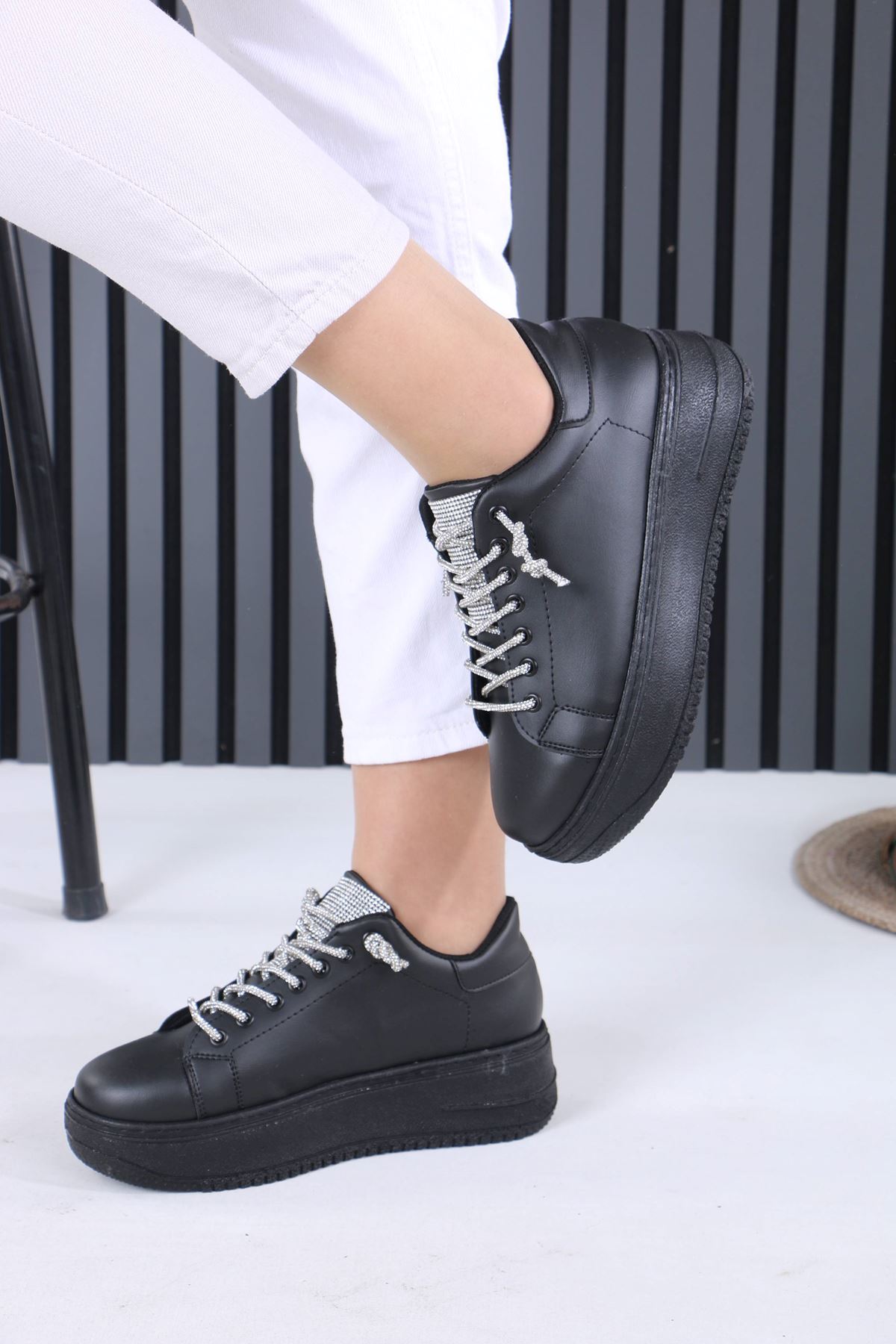 Josep Siyah Mat Deri Taşlı Kadın Spor Ayakkabı