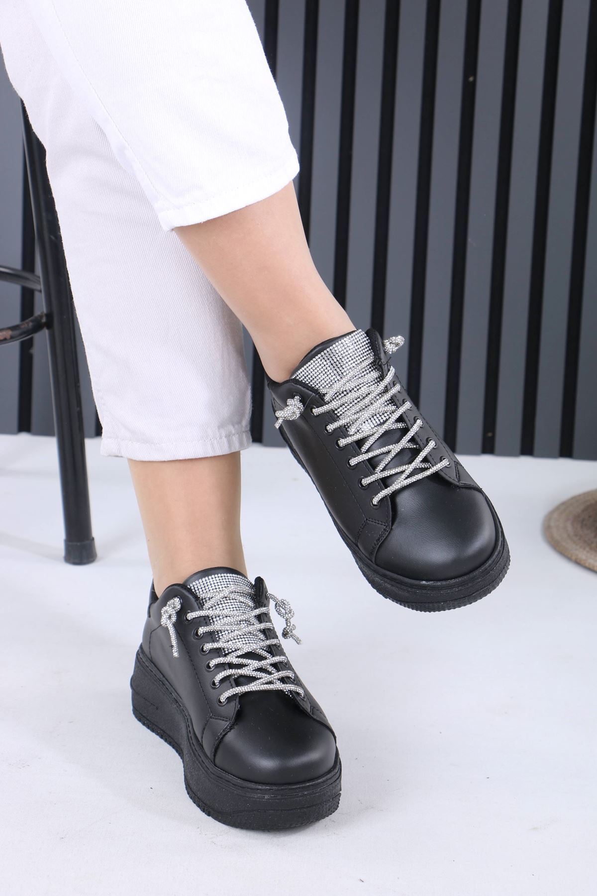 Josep Siyah Mat Deri Taşlı Kadın Spor Ayakkabı