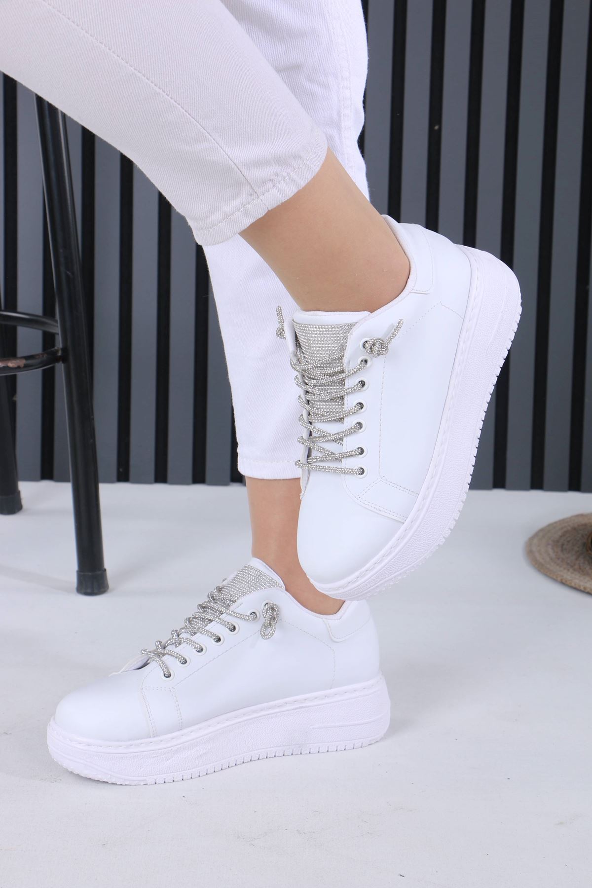 Josep Beyaz Mat Deri Taşlı Kadın Spor Ayakkabı