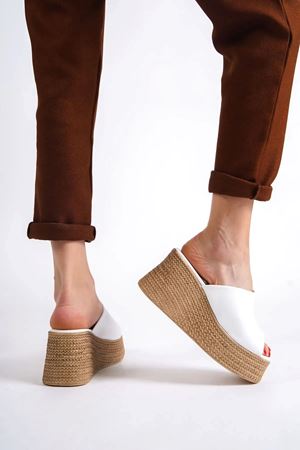 Darin Beyaz Mat Deri Dolgu Topuklu Kadın Terlik