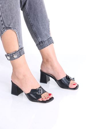 Aisha Siyah Mat Deri Topuklu Terlik