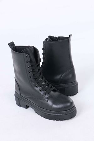 Justeen Siyah Mat Deri Bağcıklı Fermuarlı Kadın Postal Bot