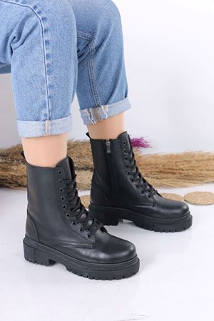 Justeen Siyah Mat Deri Bağcıklı Fermuarlı Kadın Postal Bot